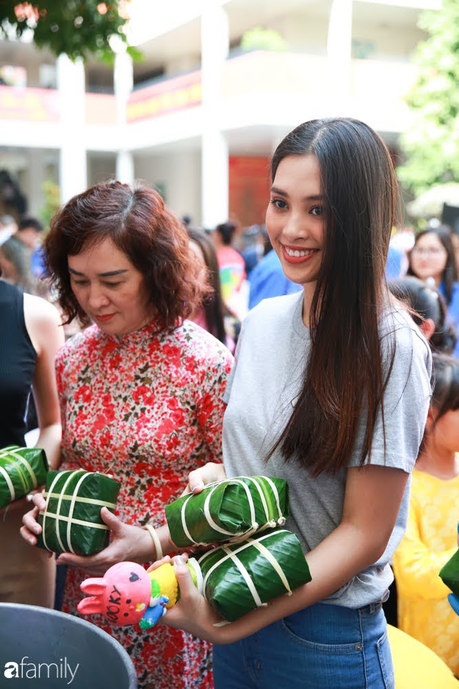 Hàng trăm người Hà Nội quây quần làm 1.000 chiếc bánh chưng đón Tết, phát hiện Hoa hậu Tiểu Vy ngồi bệt dưới đất gói bánh cực nhiệt tình - Ảnh 12.