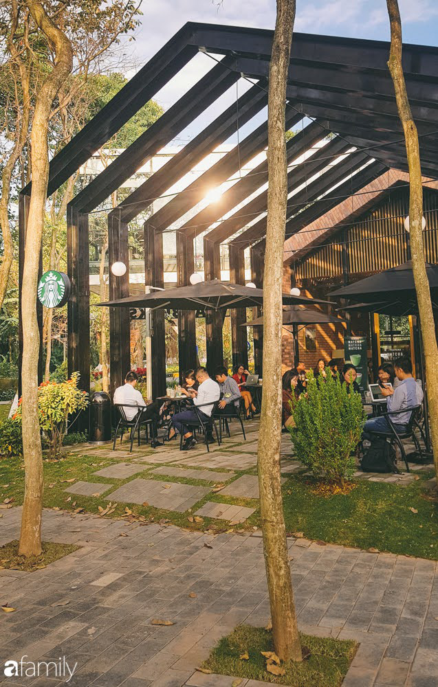 Tận thấy không gian xanh mướt của quán cà phê Starbucks nằm bên trong khu đô thị Ecopark - Ảnh 6.