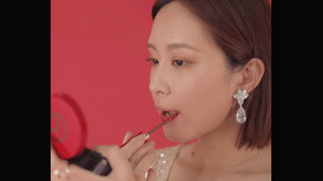 Son đỏ diện đêm giao thừa - Ảnh 7. Son đỏ diện đêm giao thừa - Ảnh 7.