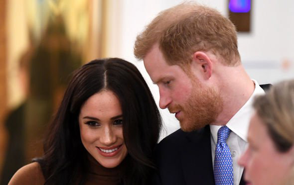 Hé lộ thông tin Nữ hoàng từng "nhún nhường" cháu dâu Meghan Markle, đích thân gọi điện thoại hỏi thăm nhưng bị đối xử phũ phàng - Ảnh 3. Hé lộ thông tin Nữ hoàng từng "nhún nhường" cháu dâu Meghan Markle, đích thân gọi điện thoại hỏi thăm nhưng bị đối xử phũ phàng - Ảnh 3.