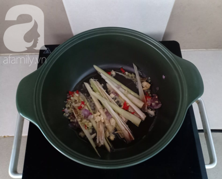 Cuối tuần trổ t&agrave;i nấu c&agrave; ri t&ocirc;m, đảm bảo cả nh&agrave; trầm trồ nức nở! - Ảnh 4.