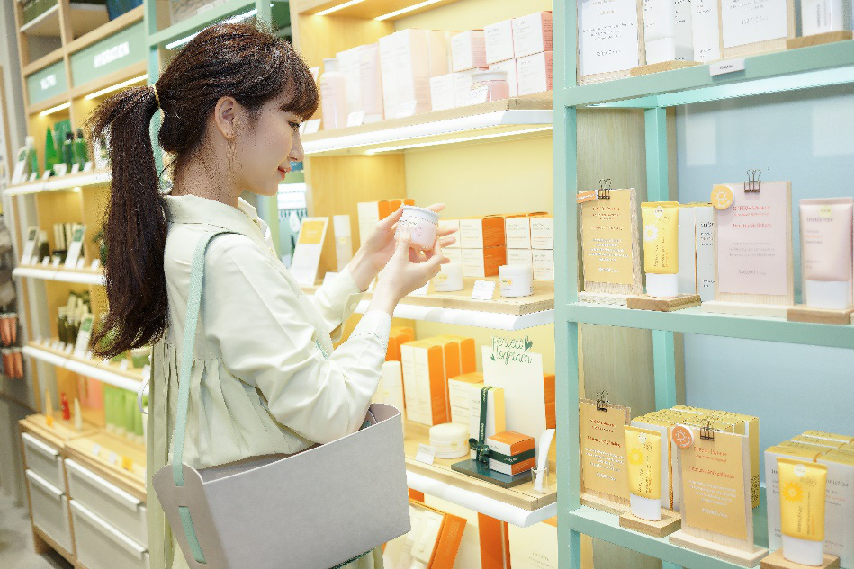 Vừa “tái xuất” ngày đầu năm, innisfree Hai Bà Trưng đã đón khách rần rần, nhất là Hương Giang và 3 mỹ nhân “Mắt Biếc” - Ảnh 6.