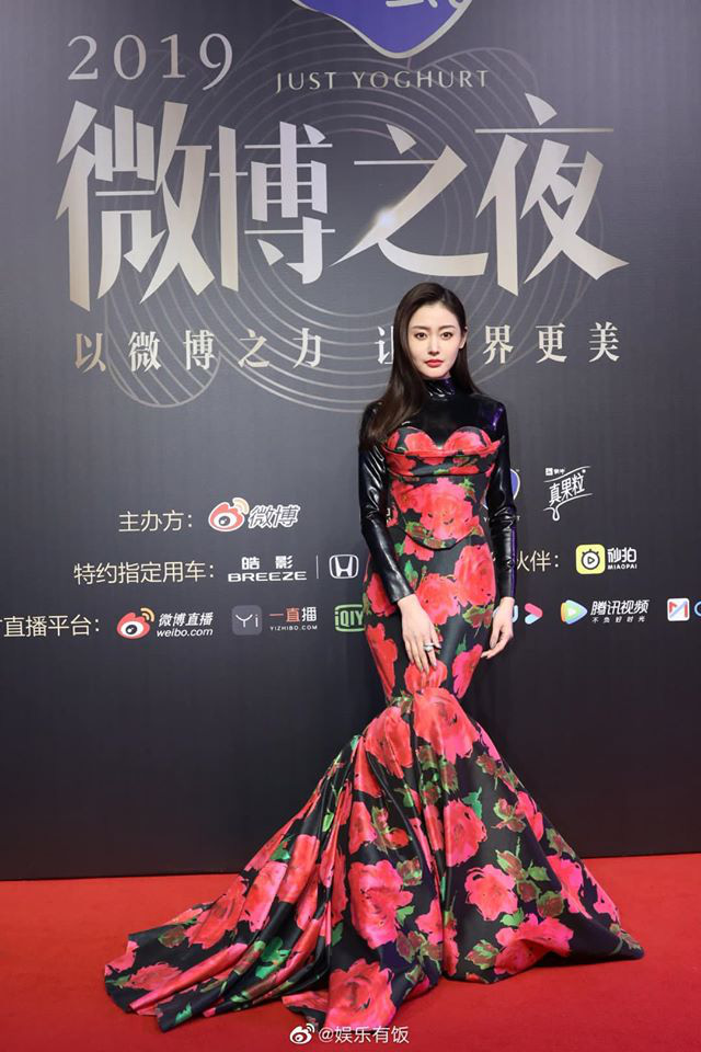 Thảm đỏ Đêm hội Weibo 2019 bùng nổ với màn đọ sắc của loạt mỹ nhân đình đám, Tỉnh Bách Nhiên &quot;tình tứ&quot; khoác tay nam thần tượng Hàn Quốc - Ảnh 9.