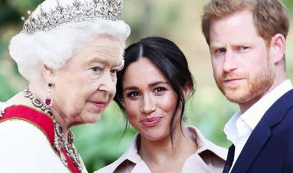 Hé lộ thông tin Nữ hoàng từng &quot;nhún nhường&quot; cháu dâu Meghan Markle, đích thân gọi điện thoại hỏi thăm nhưng bị đối xử phũ phàng - Ảnh 1.