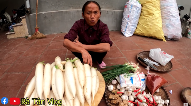 Bà Tân Vlog làm kim chi củ cải nhưng cách bà mời &quot;các cháu ăn&quot; lại khiến nhiều người bất ngờ - Ảnh 1.