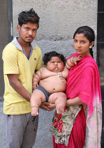 8 tháng tuổi đã gần 20kg, cuộc sống của bé gái nặng ký nhất Ấn Độ hiện tại như thế nào sau 3 năm phát triển với tốc độ chóng mặt - Ảnh 3.