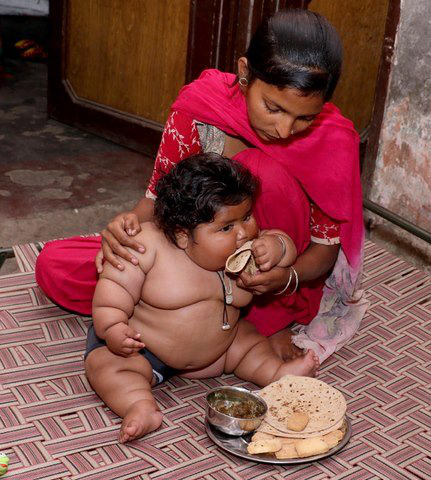 8 tháng tuổi đã gần 20kg, cuộc sống của bé gái nặng ký nhất Ấn Độ hiện tại như thế nào sau 3 năm phát triển với tốc độ chóng mặt - Ảnh 2.