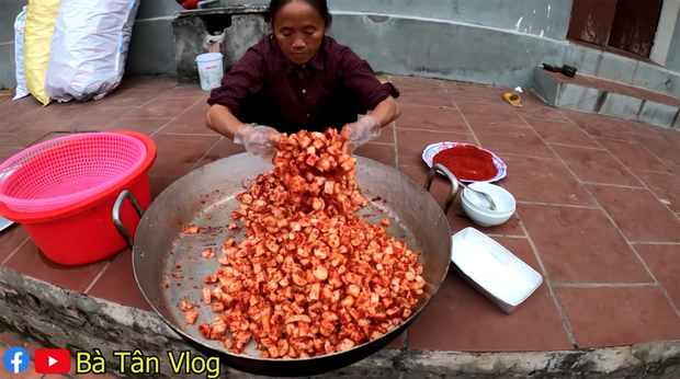 Bà Tân Vlog làm kim chi củ cải nhưng cách bà mời &quot;các cháu ăn&quot; lại khiến nhiều người bất ngờ - Ảnh 5.