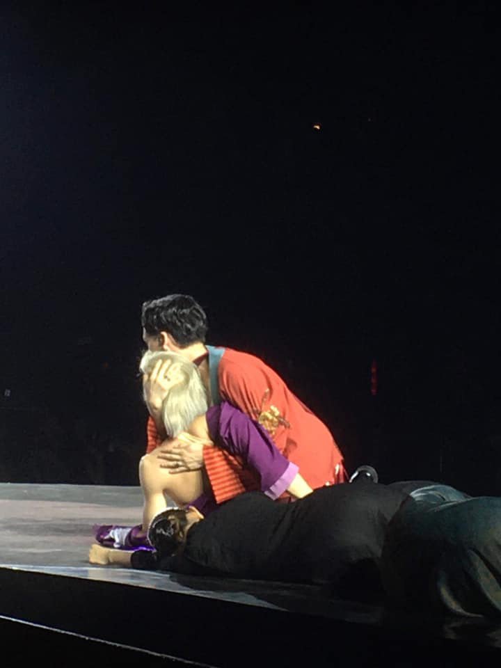 Denis Đặng g&acirc;y sốc v&igrave; diện trang phục hồng lộ cả phần nhạy cảm, để Trung Qu&acirc;n sờ soạng khắp người - Ảnh 4.