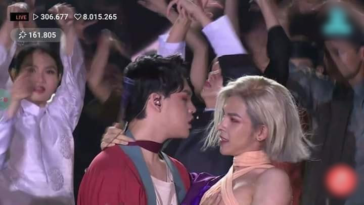 Denis Đặng g&acirc;y sốc v&igrave; diện trang phục hồng lộ cả phần nhạy cảm, để Trung Qu&acirc;n sờ soạng khắp người - Ảnh 3.