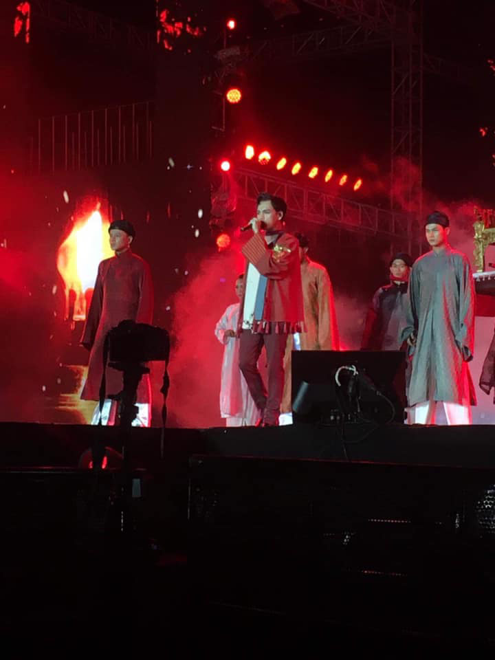 Denis Đặng g&acirc;y sốc v&igrave; diện trang phục hồng lộ cả phần nhạy cảm, để Trung Qu&acirc;n sờ soạng khắp người - Ảnh 5.