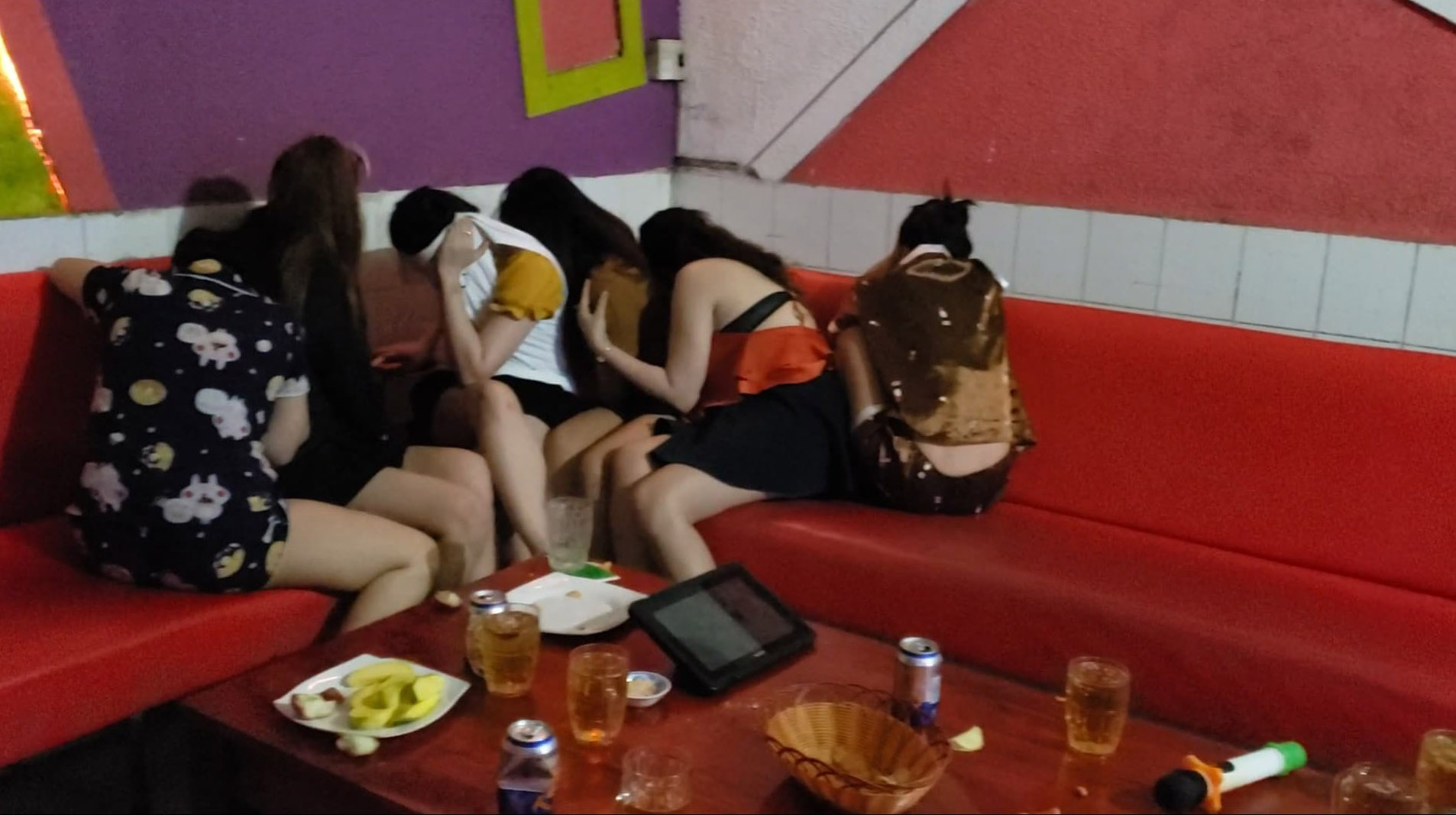 Đột kích quán karaoke, công an bắt quả tang 7 nữ tiếp viên khoả thân phục vụ khách - Ảnh 1.