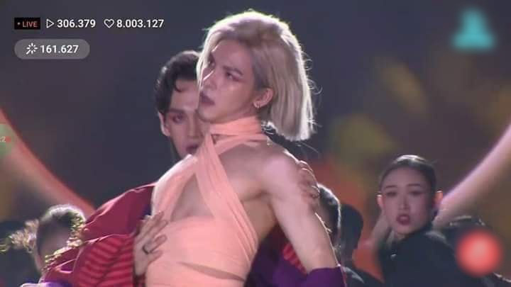 Denis Đặng g&acirc;y sốc v&igrave; diện trang phục hồng lộ cả phần nhạy cảm, để Trung Qu&acirc;n sờ soạng khắp người - Ảnh 7.