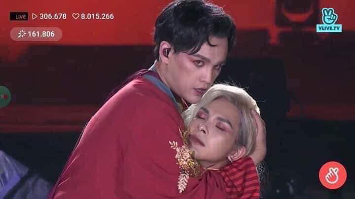 Denis Đặng g&acirc;y sốc v&igrave; diện trang phục hồng lộ cả phần nhạy cảm, để Trung Qu&acirc;n sờ soạng khắp người - Ảnh 8.