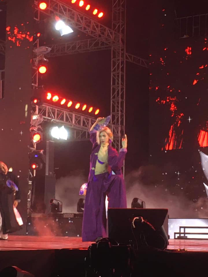 Denis Đặng g&acirc;y sốc v&igrave; diện trang phục hồng lộ cả phần nhạy cảm, để Trung Qu&acirc;n sờ soạng khắp người - Ảnh 2.