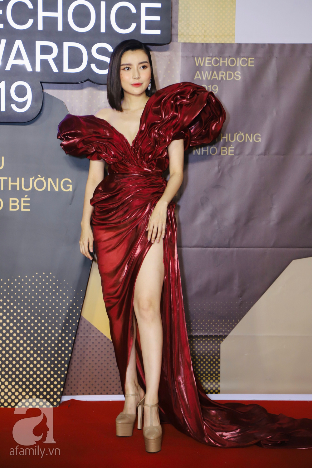 Chẳng đụng trang phục, loạt mỹ nhân Việt lại đụng nhau công thức khoe dáng tại thảm đỏ WeChoice Awards 2019 - Ảnh 4.