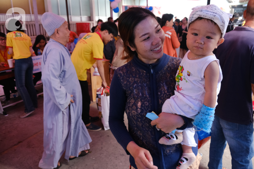 Mẹ dẫn con, bà đưa cháu từ phòng bệnh xuống &quot;phiên chợ 0 đồng&quot; sắm đồ Tết ý nghĩa ở Sài Gòn - Ảnh 6.