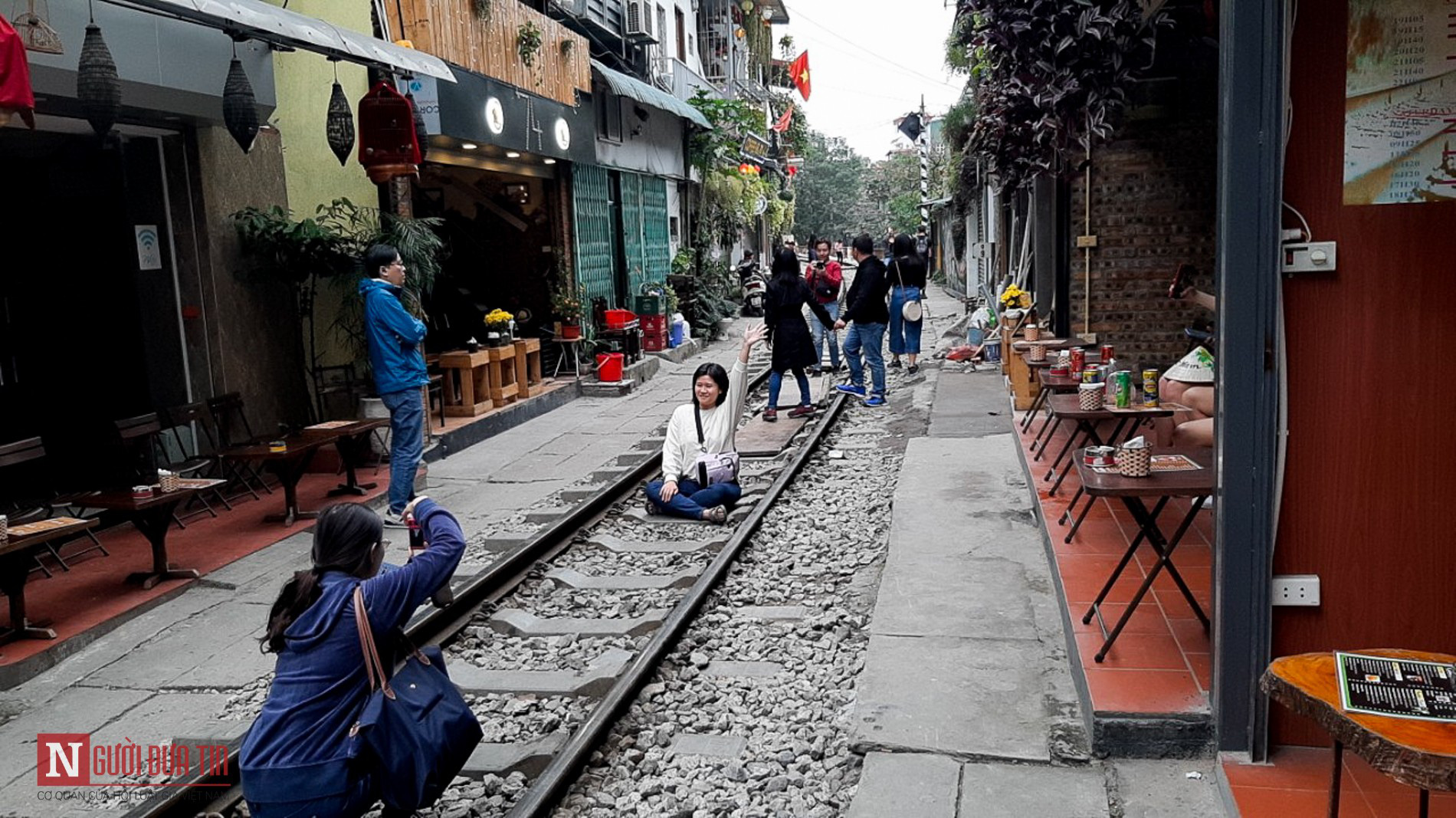 Bất chấp lệnh cấm, phố “cà phê đường tàu” Phùng Hưng vẫn tấp nập người qua lại - Ảnh 9.