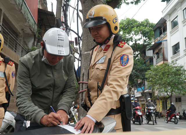 Hà Nội: Nể nang chén rượu tất niên, lái xe bị tước giấy phép 17 tháng - Ảnh 9. Hà Nội: Nể nang chén rượu tất niên, lái xe bị tước giấy phép 17 tháng - Ảnh 9.