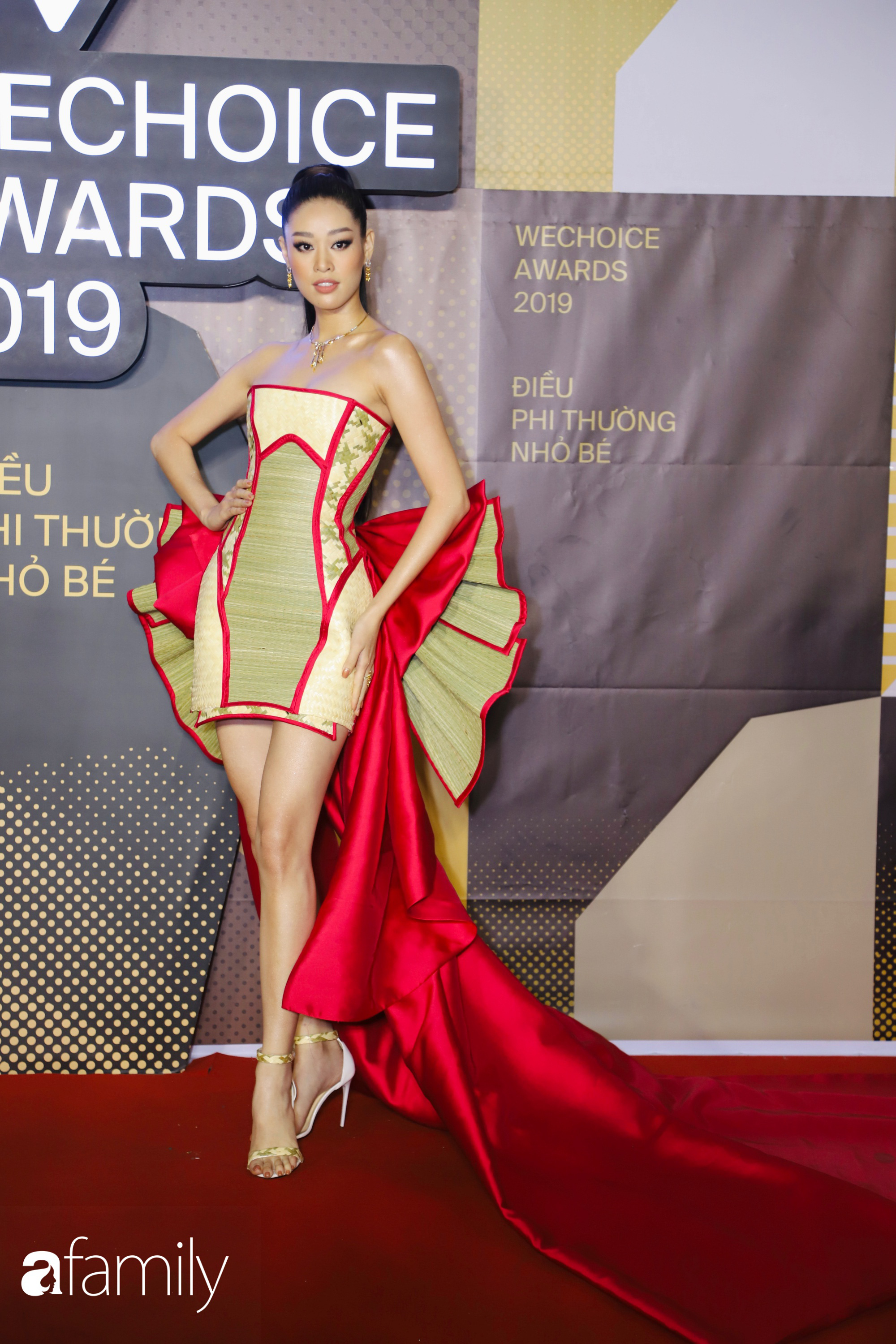 HH Khánh Vân diện bộ đầm chiếu cói độc lạ, mang cảm hứng từ chính &quot;tiền bối&quot; của mình - Hoa hậu H'Hen Niê - Ảnh 1.