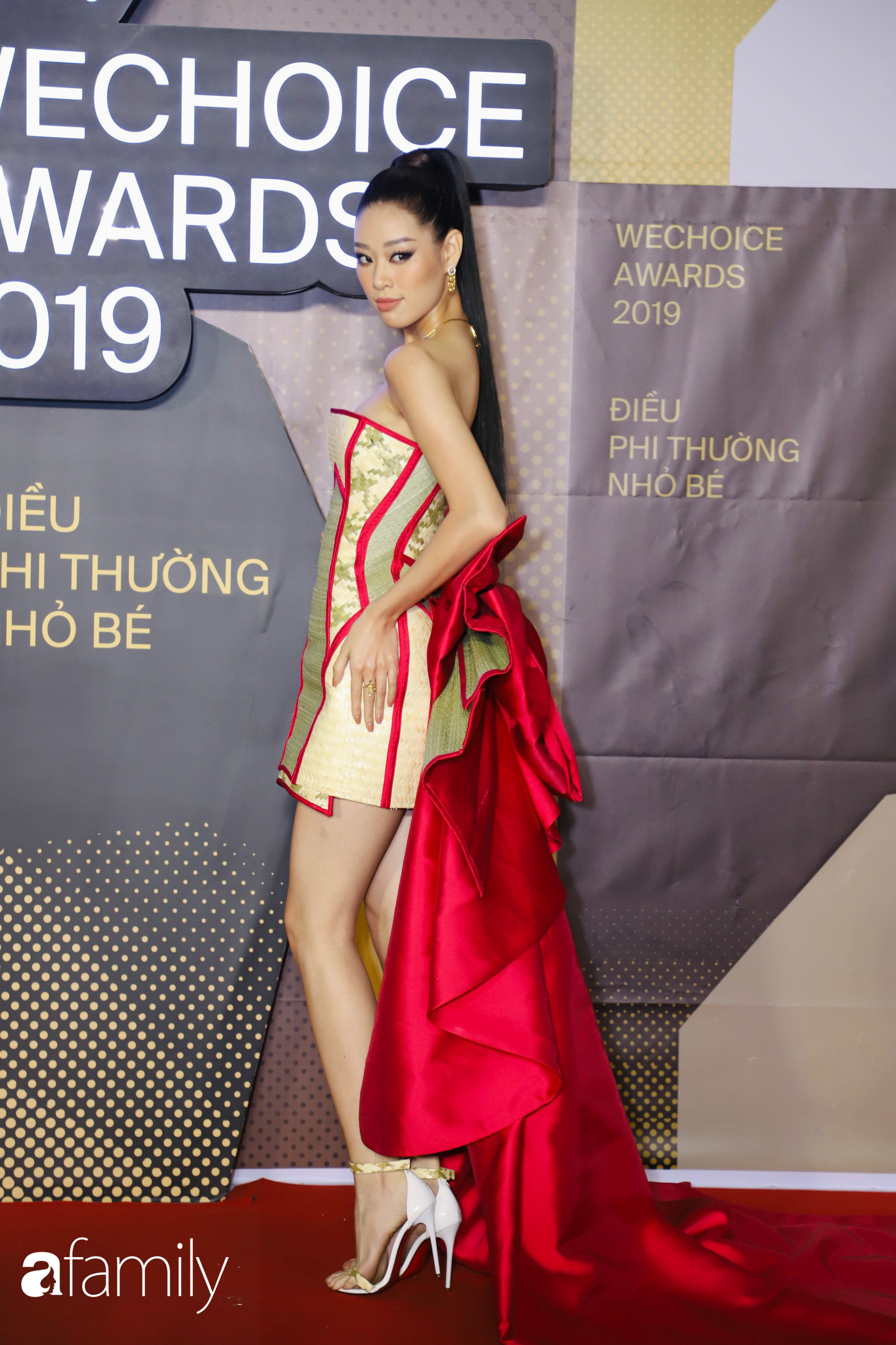 HH Khánh Vân diện bộ đầm chiếu cói độc lạ, mang cảm hứng từ chính &quot;tiền bối&quot; của mình - Hoa hậu H'Hen Niê - Ảnh 2.