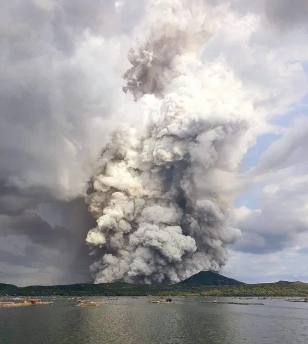 Cột khói khổng lồ xen lẫn sấm chớp ẩn hiện trông như cột chống trời khi núi lửa hoạt động trở lại sau hơn 40 năm ở Philippines - Ảnh 1.