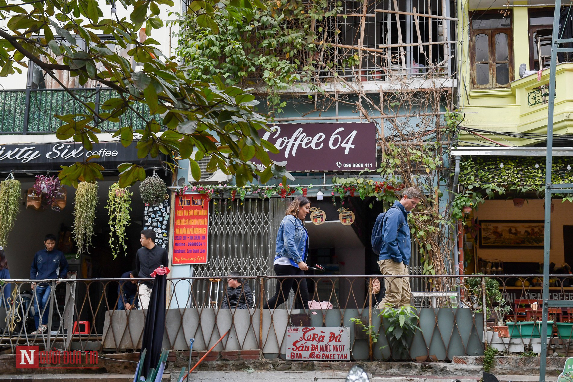 Bất chấp lệnh cấm, phố “cà phê đường tàu” Phùng Hưng vẫn tấp nập người qua lại - Ảnh 5.