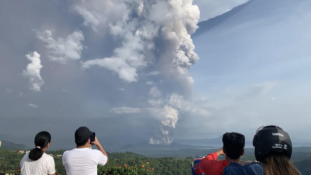 Núi lửa Taal ở Philippines phun cột tro bụi cao 15 km, nguy cơ động đất và sóng thần cận kề - Ảnh 3.