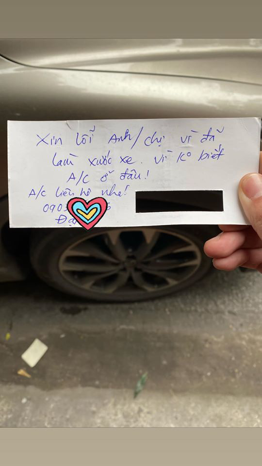 Chiếc ô tô với vết xước và mẩu giấy nhắn xin lỗi kèm số điện thoại khiến bất cứ ai đọc được cũng chẳng thể nổi giận - Ảnh 2.