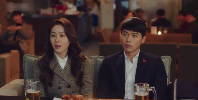 Nhặt sạn &quot;Crash Landing On You&quot;: Hyun Bin đóng cảnh &quot;giường chiếu&quot; với Son Ye Jin nhưng vẫn để lộ sai sót  - Ảnh 10.