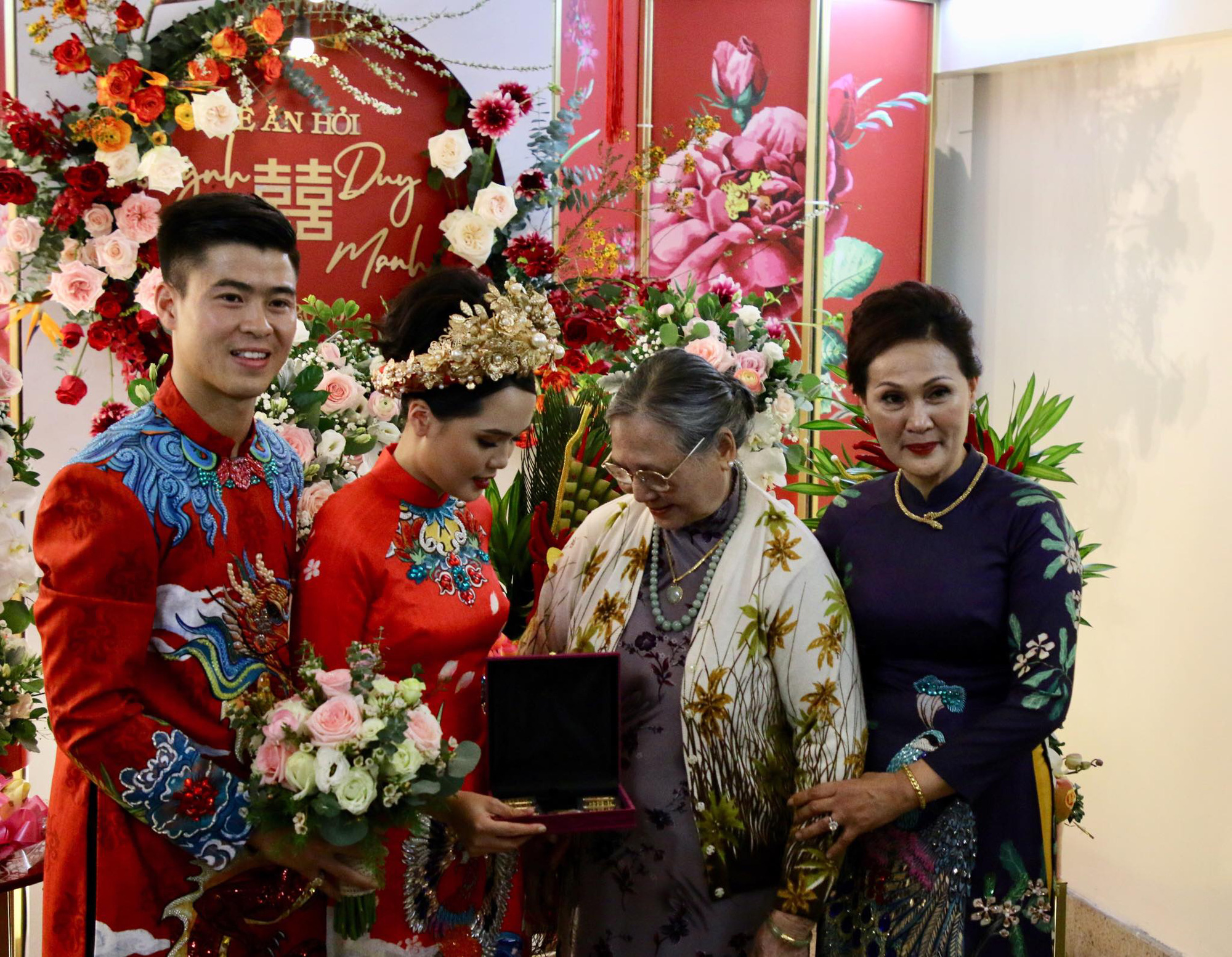 &quot;Cặp đôi vàng trong làng cầu thủ&quot; Duy Mạnh - Quỳnh Anh tổ chức lễ ăn hỏi hoành tráng, dàn khách mời khiến ai cũng phấn khích - Ảnh 9.