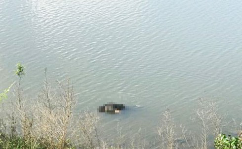 Tá hỏa phát hiện thi thể người đàn ông trôi nổi trên sông ở Quảng Nam - Ảnh 1.