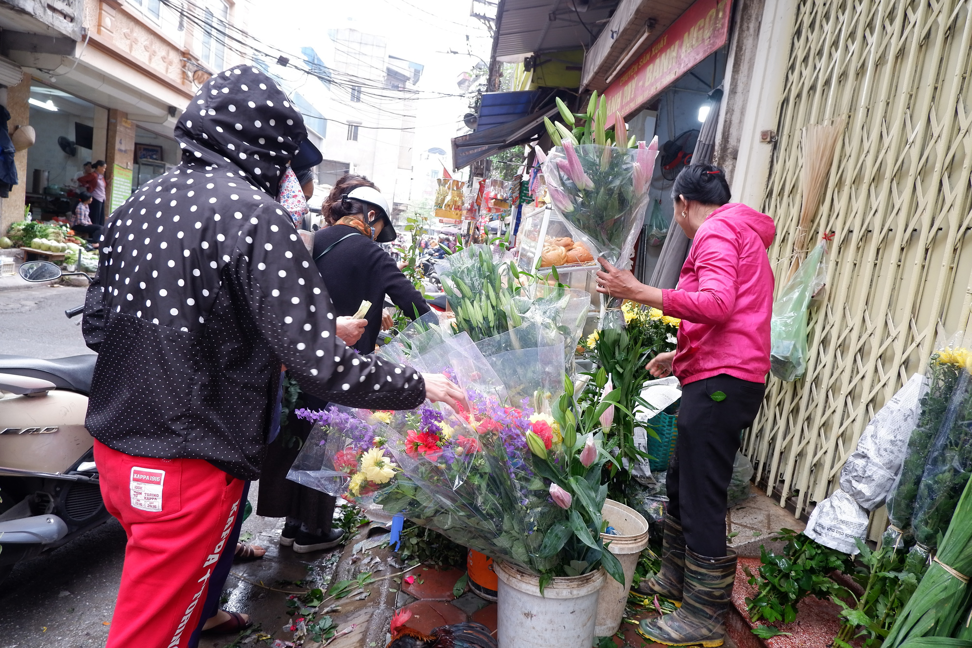 Tiễn ông Táo về trời: Người Hà Nội nhộn nhịp khiến không khí mua sắm tấp nập trên mỗi khu chợ - Ảnh 6.