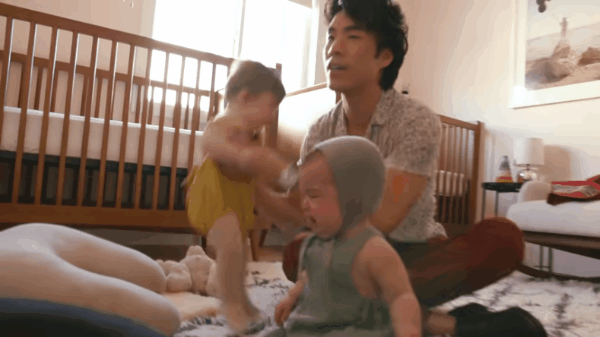 Video về anh chàng độc thân thử làm bảo mẫu trông 2 bé sinh đôi trong 1 ngày hút triệu view - Ảnh 10.