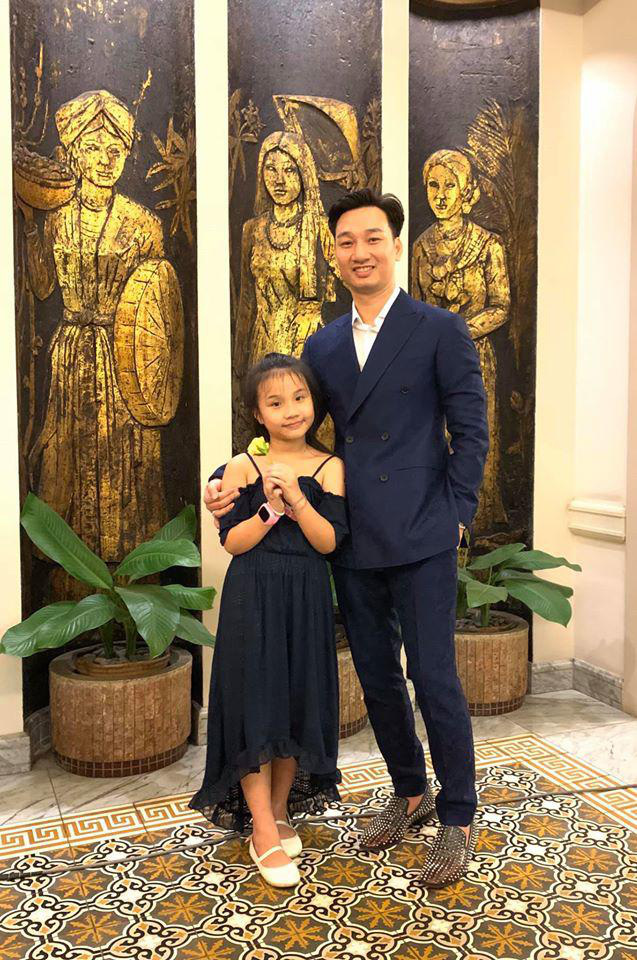 Có con riêng với vợ mới, MC Thành Trung liền trao cho con gái cả quyền hành đặc biệt khiến cô bé ngỡ ngàng sung sướng - Ảnh 1.