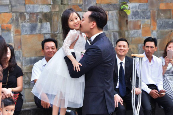 Có con riêng với vợ mới, MC Thành Trung liền trao cho con gái cả quyền hành đặc biệt khiến cô bé ngỡ ngàng sung sướng - Ảnh 3.
