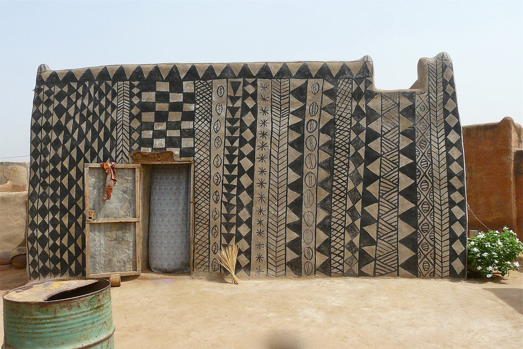 Ngôi làng đất nung kỳ lạ của quý tộc châu Phi, mỗi căn nhà là một tác phẩm nghệ thuật - Ảnh 1.