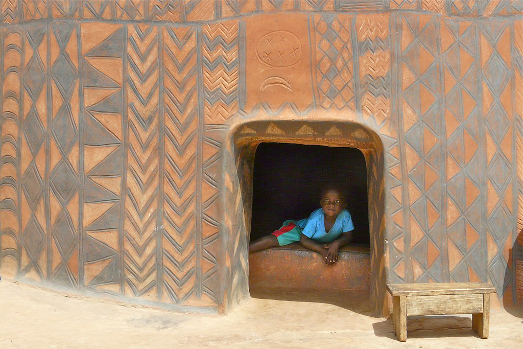 Ngôi làng đất nung kỳ lạ của quý tộc châu Phi, mỗi căn nhà là một tác phẩm nghệ thuật - Ảnh 3.