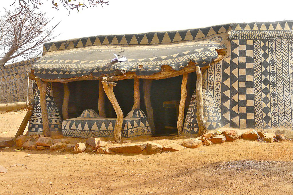 Ngôi làng đất nung kỳ lạ của quý tộc châu Phi, mỗi căn nhà là một tác phẩm nghệ thuật - Ảnh 14.