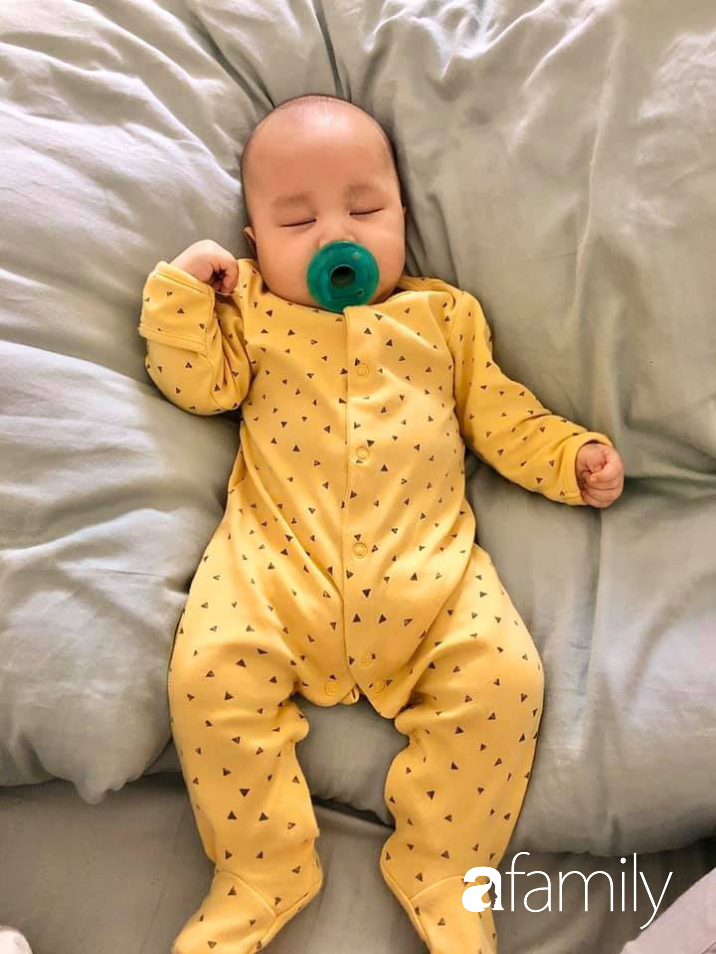 Vật v&atilde; nu&ocirc;i con v&igrave; cả đ&ecirc;m thức trắng cho b&eacute; ăn, ị, mẹ Ninh B&igrave;nh quyết định luyện con tự ngủ &ecirc;m ru chỉ sau 1 tuần  - Ảnh 1.