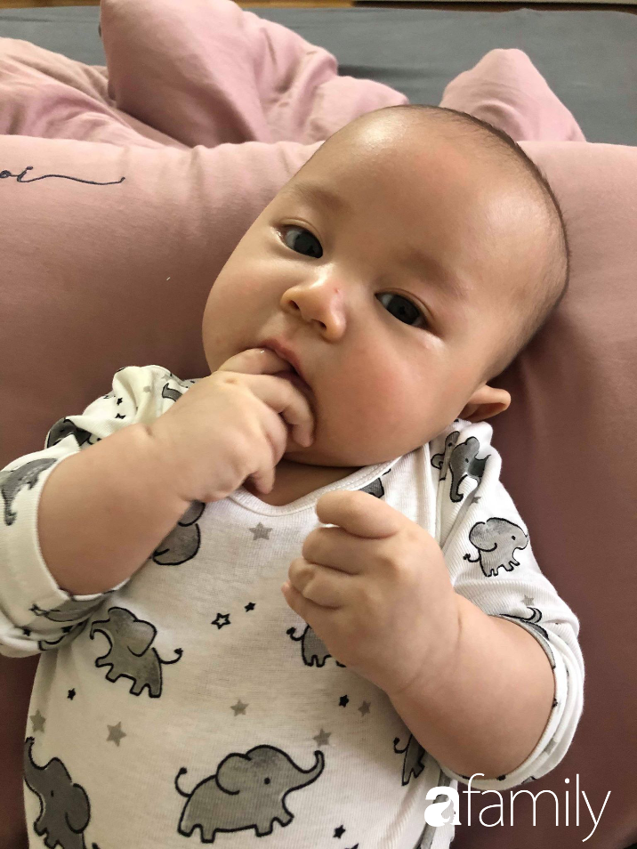 Vật v&atilde; nu&ocirc;i con v&igrave; cả đ&ecirc;m thức trắng cho b&eacute; ăn, ị, mẹ Ninh B&igrave;nh quyết định luyện con tự ngủ &ecirc;m ru chỉ sau 1 tuần  - Ảnh 3.