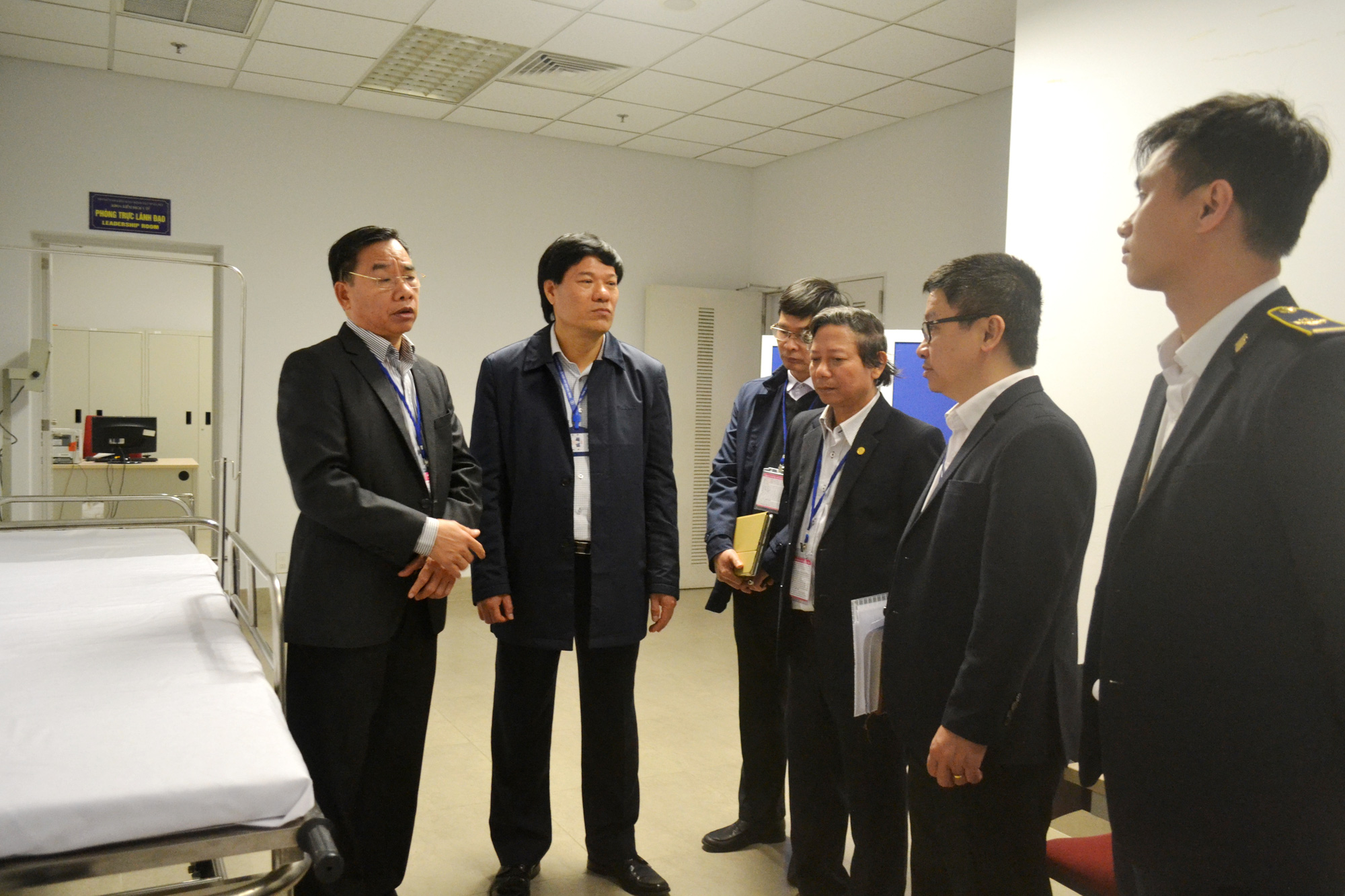 100% hành khách từ Trung Quốc sang Việt Nam đều được giám sát bằng máy đo thân nhiệt và quan sát tình trạng sức khỏe - Ảnh 2.