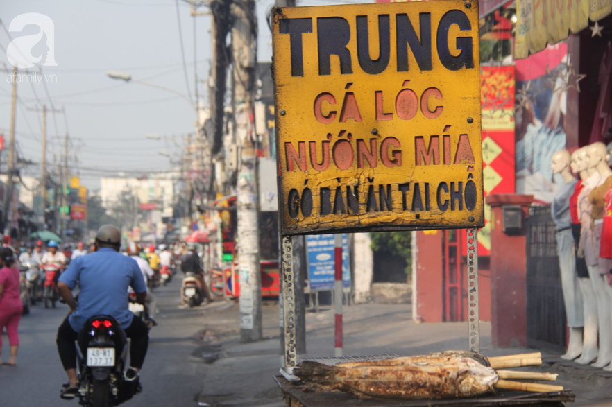 Người Sài Gòn bán hàng ngàn con cá lóc nướng, thu tiền &quot;khủng&quot; trong ngày đưa ông Táo về trời - Ảnh 1.