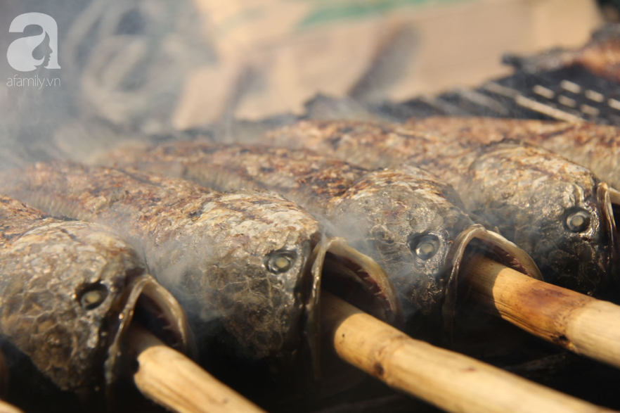 Người Sài Gòn bán hàng ngàn con cá lóc nướng, thu tiền &quot;khủng&quot; trong ngày đưa ông Táo về trời - Ảnh 7.