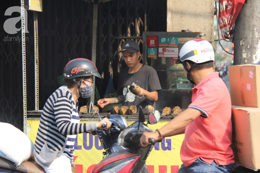 Người Sài Gòn bán hàng ngàn con cá lóc nướng, thu tiền &quot;khủng&quot; trong ngày đưa ông Táo về trời - Ảnh 2.