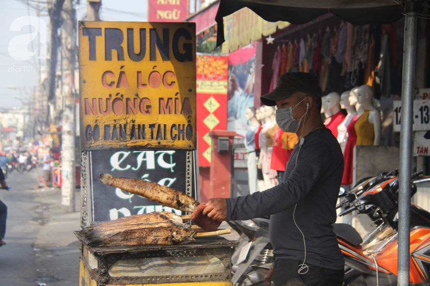 Người Sài Gòn bán hàng ngàn con cá lóc nướng, thu tiền &quot;khủng&quot; trong ngày đưa ông Táo về trời - Ảnh 6.