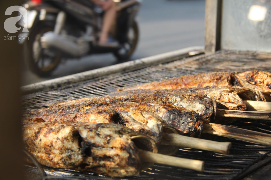 Người Sài Gòn bán hàng ngàn con cá lóc nướng, thu tiền &quot;khủng&quot; trong ngày đưa ông Táo về trời - Ảnh 4.