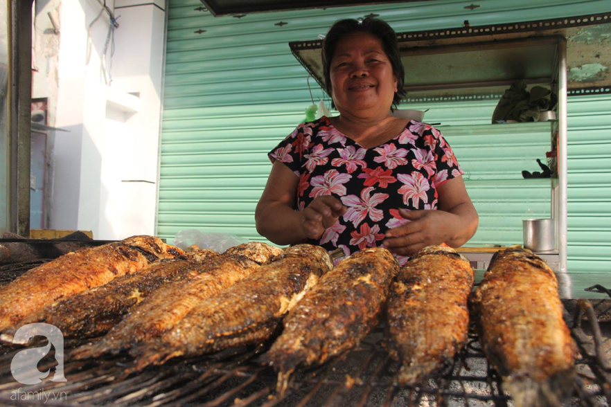 Người Sài Gòn bán hàng ngàn con cá lóc nướng, thu tiền &quot;khủng&quot; trong ngày đưa ông Táo về trời - Ảnh 5.