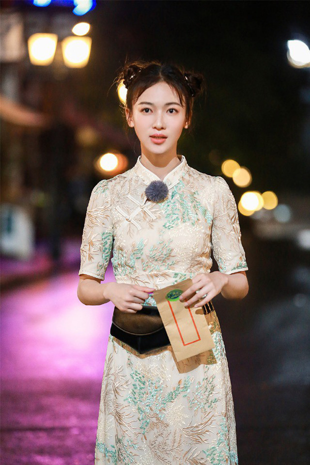 Trạm Tin Cbiz - Dương Tử mặc một chiếc váy màu vàng mù tạt... | Facebook