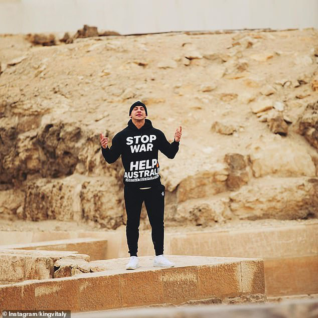 Trèo lên đỉnh Kim tự tháp Ai Cập với mục đích kêu gọi thiện nguyện, Youtuber nổi tiếng bất ngờ bị bắt giam - Ảnh 2.